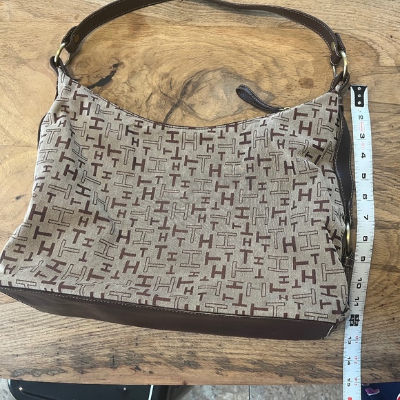 Tommy Hilfiger Logo Shoulder Bag – Cloth with Leather Trim 👜✨ - Picture 4 of 14